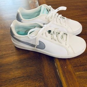 White /grey Nike tennis shoes